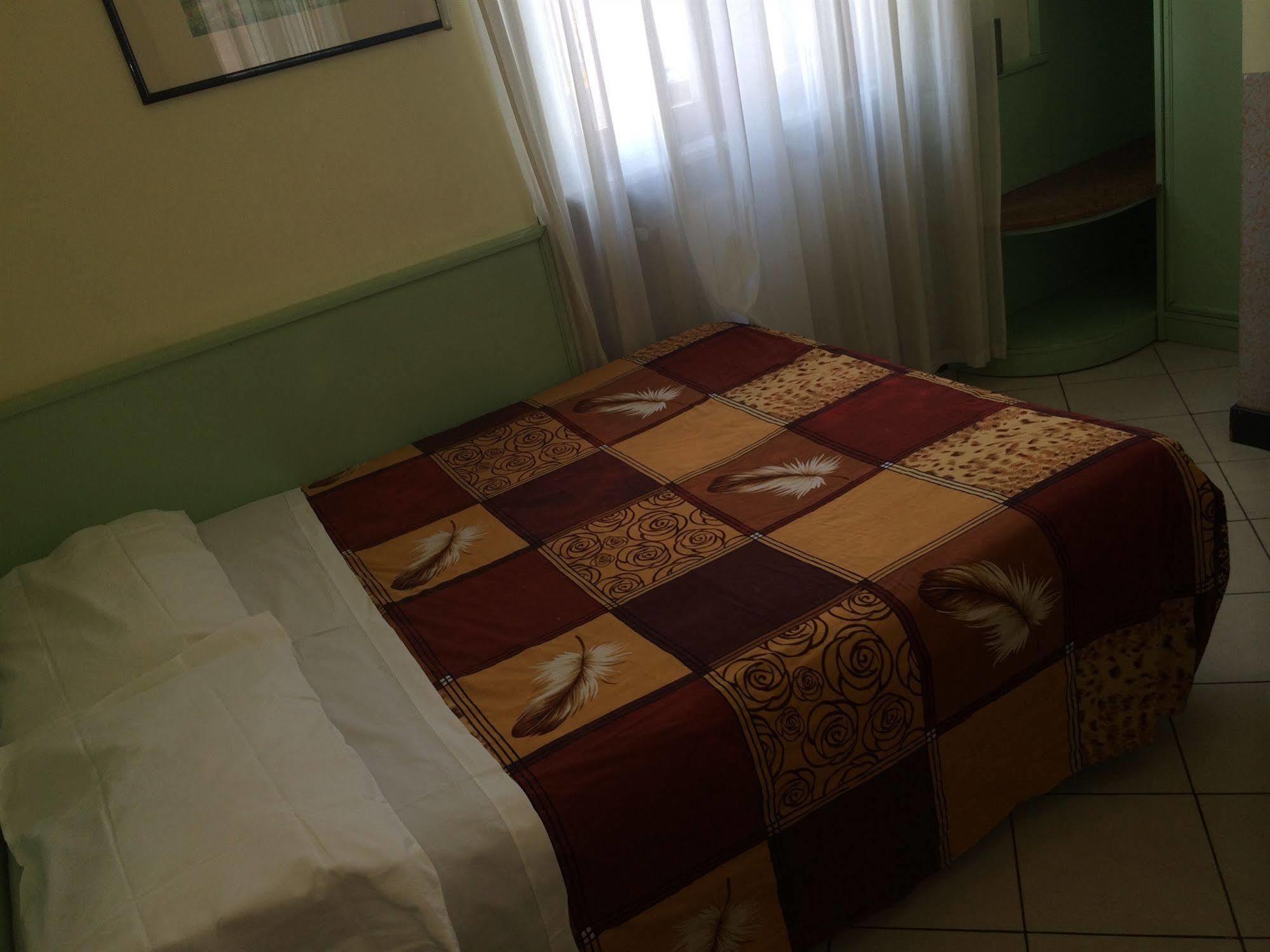 Hotel Mazzini Летояни Екстериор снимка