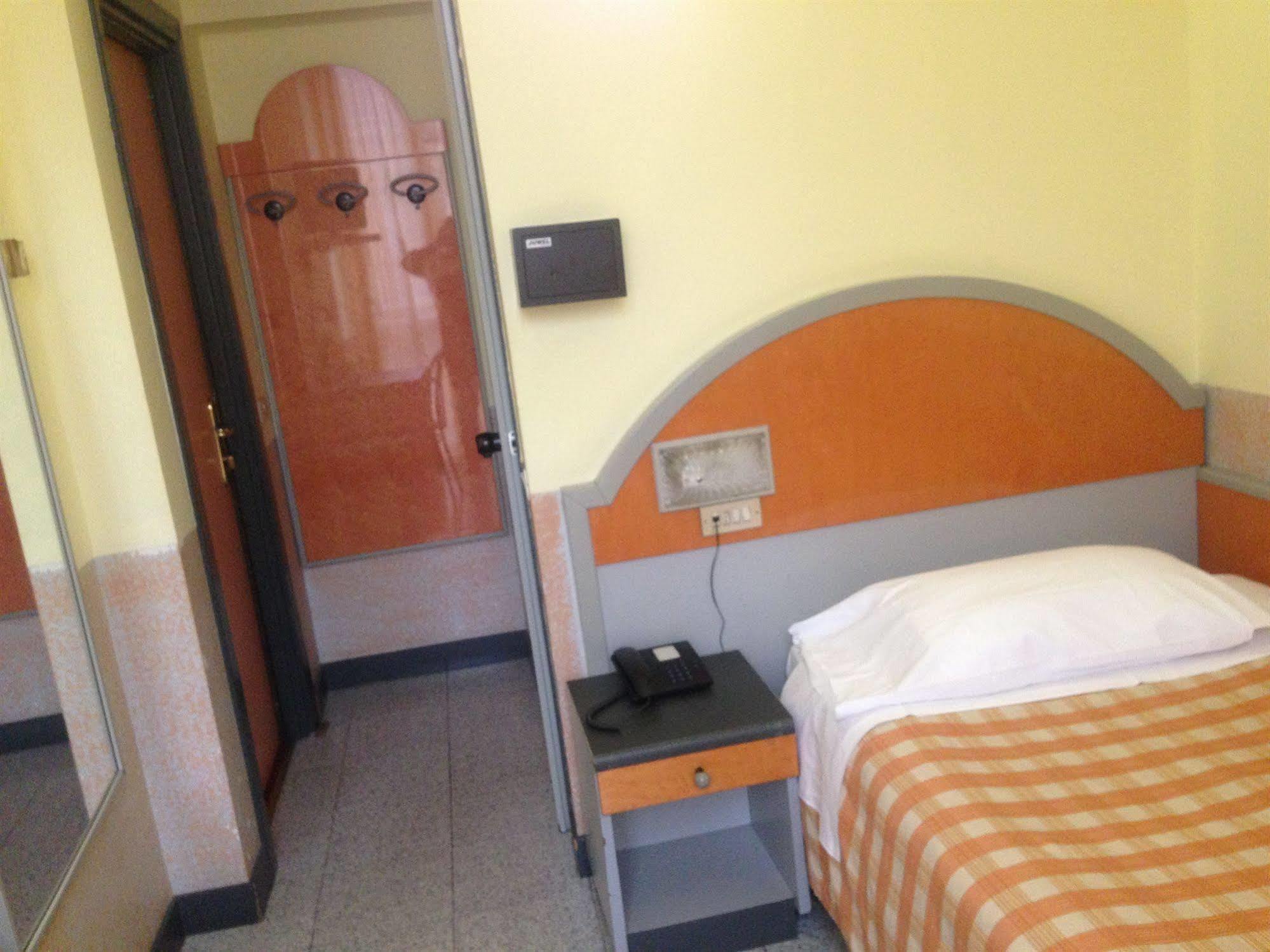 Hotel Mazzini Летояни Екстериор снимка