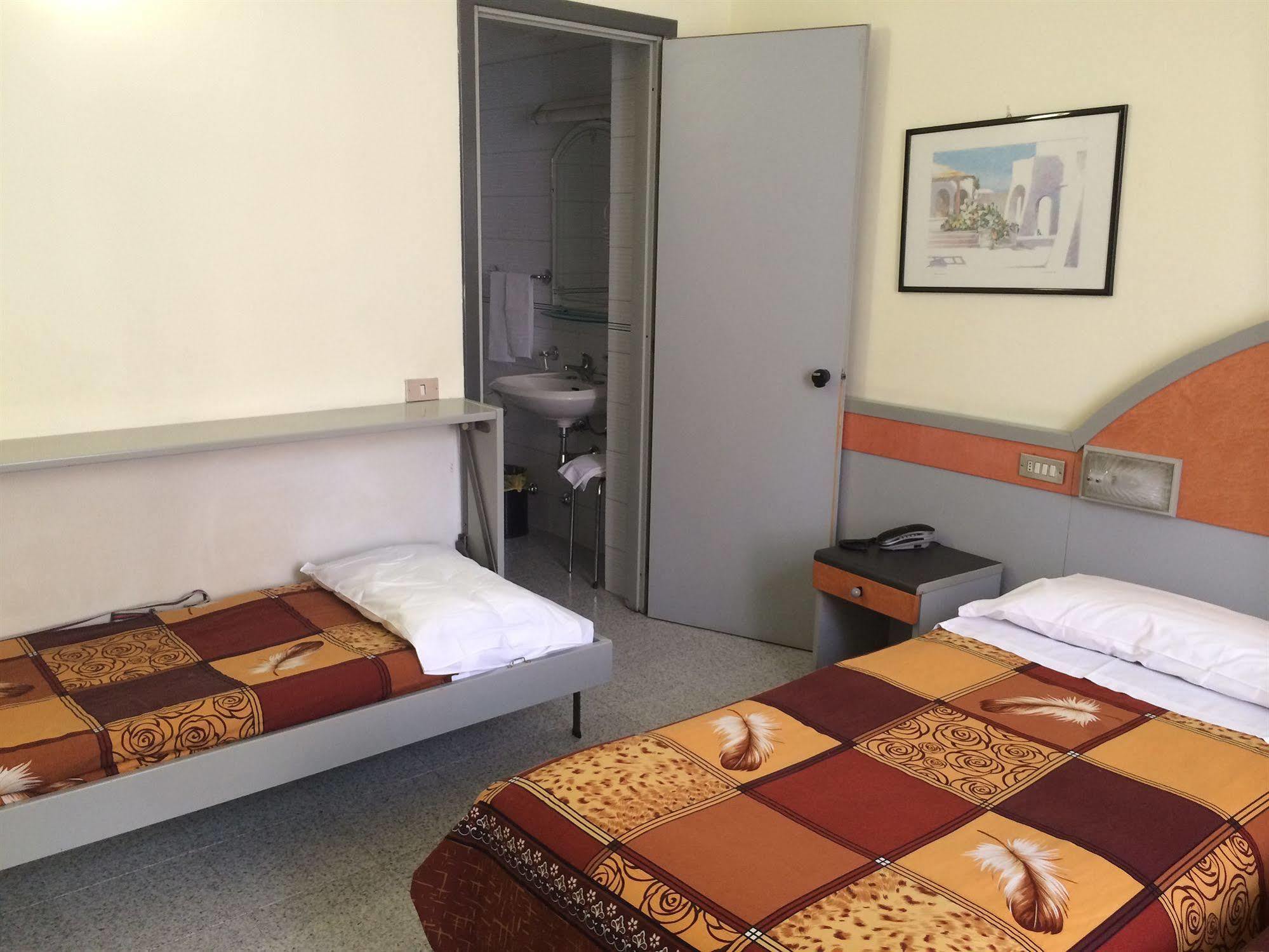 Hotel Mazzini Летояни Екстериор снимка