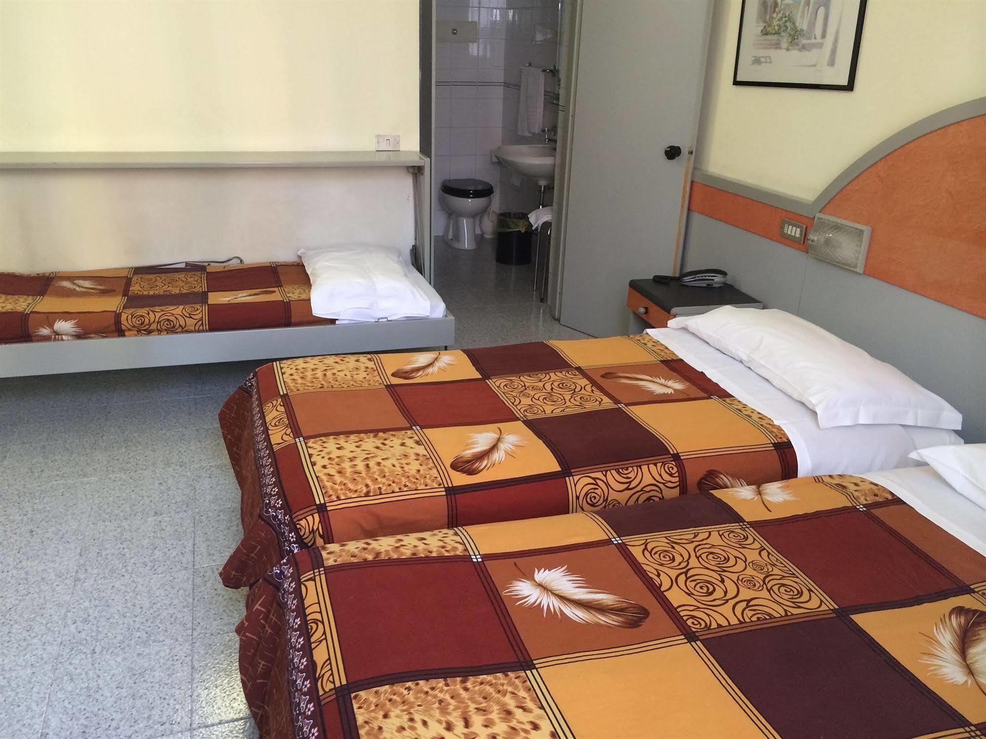Hotel Mazzini Летояни Екстериор снимка