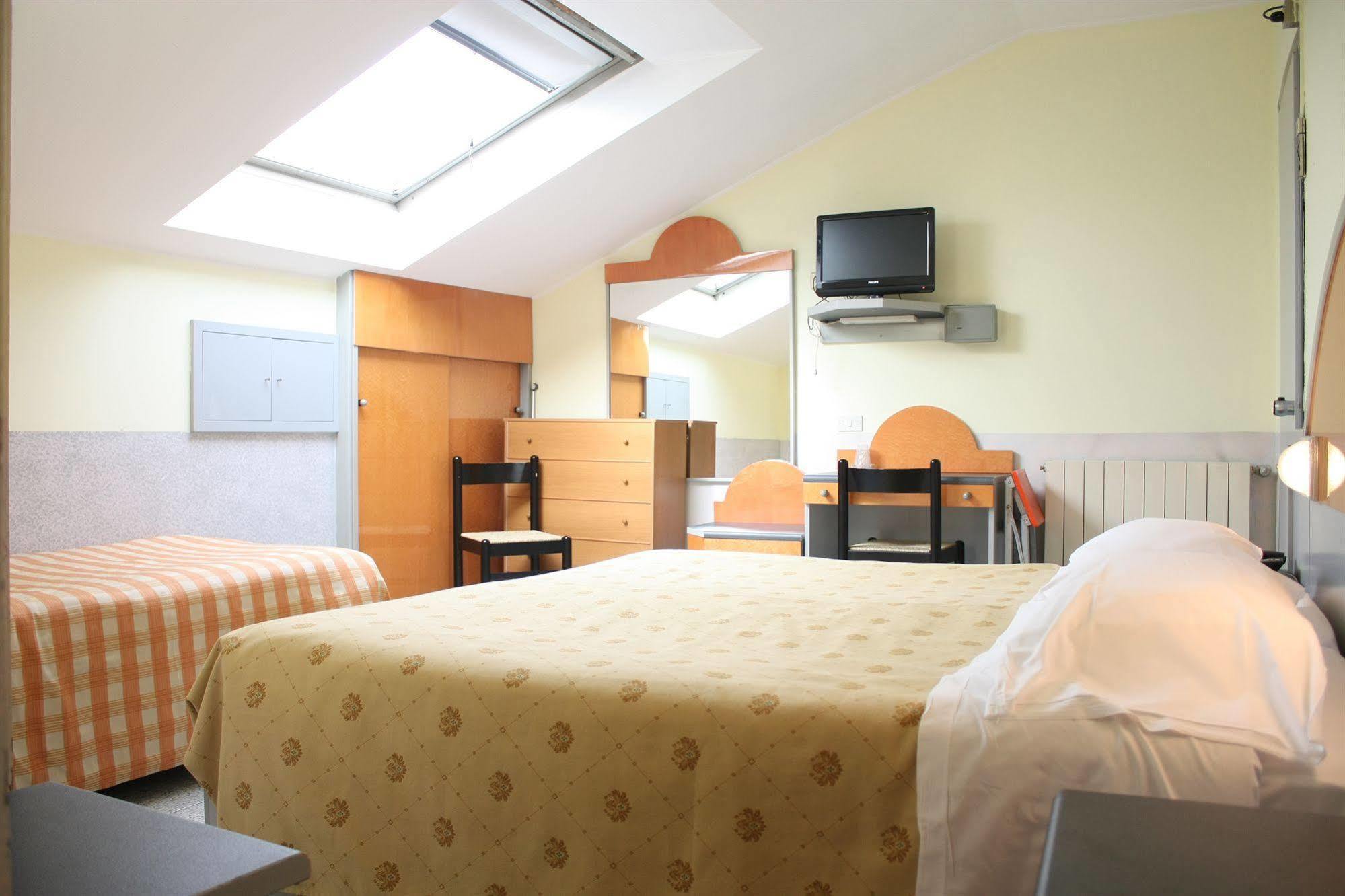Hotel Mazzini Летояни Екстериор снимка