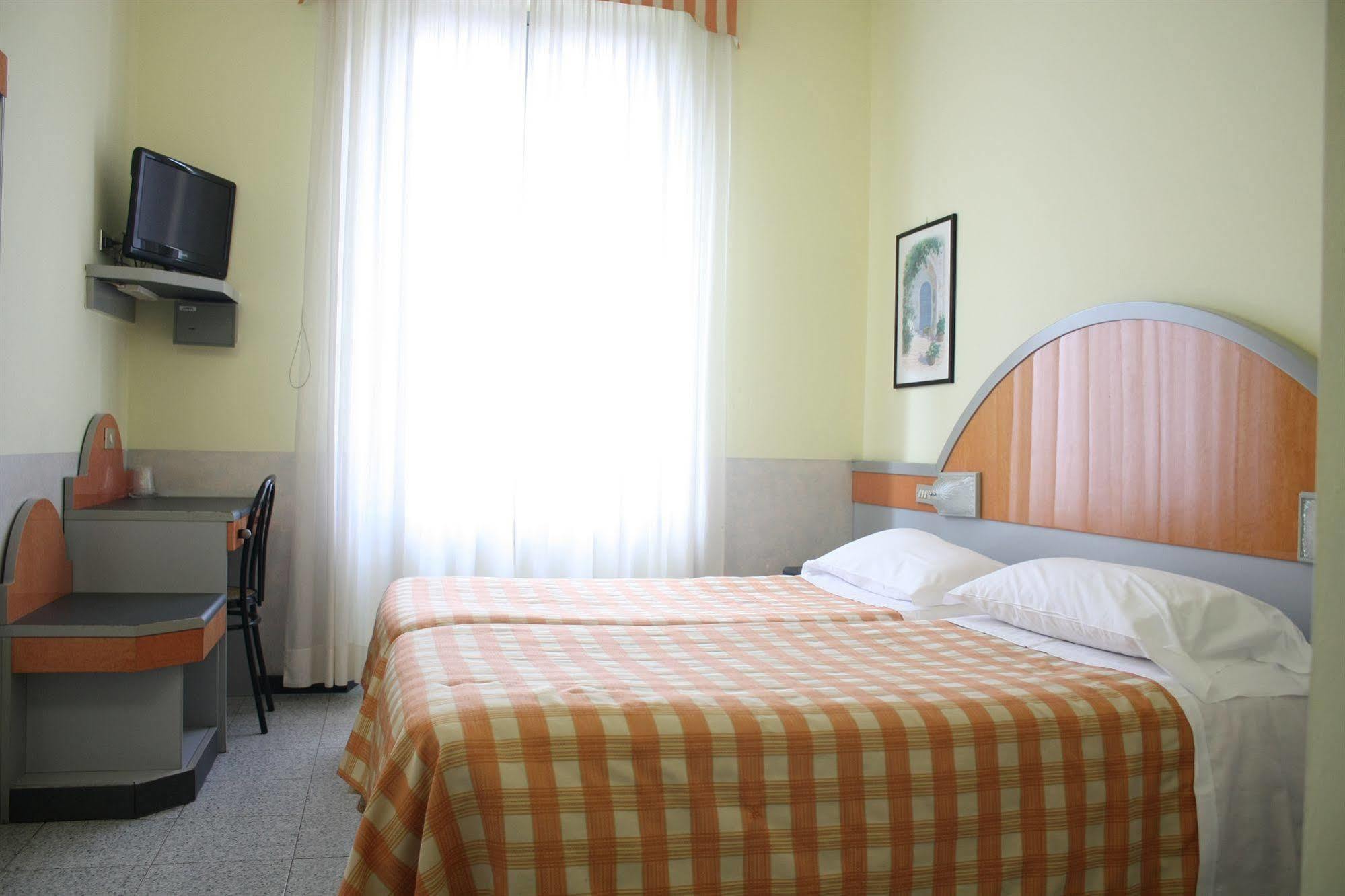Hotel Mazzini Летояни Екстериор снимка