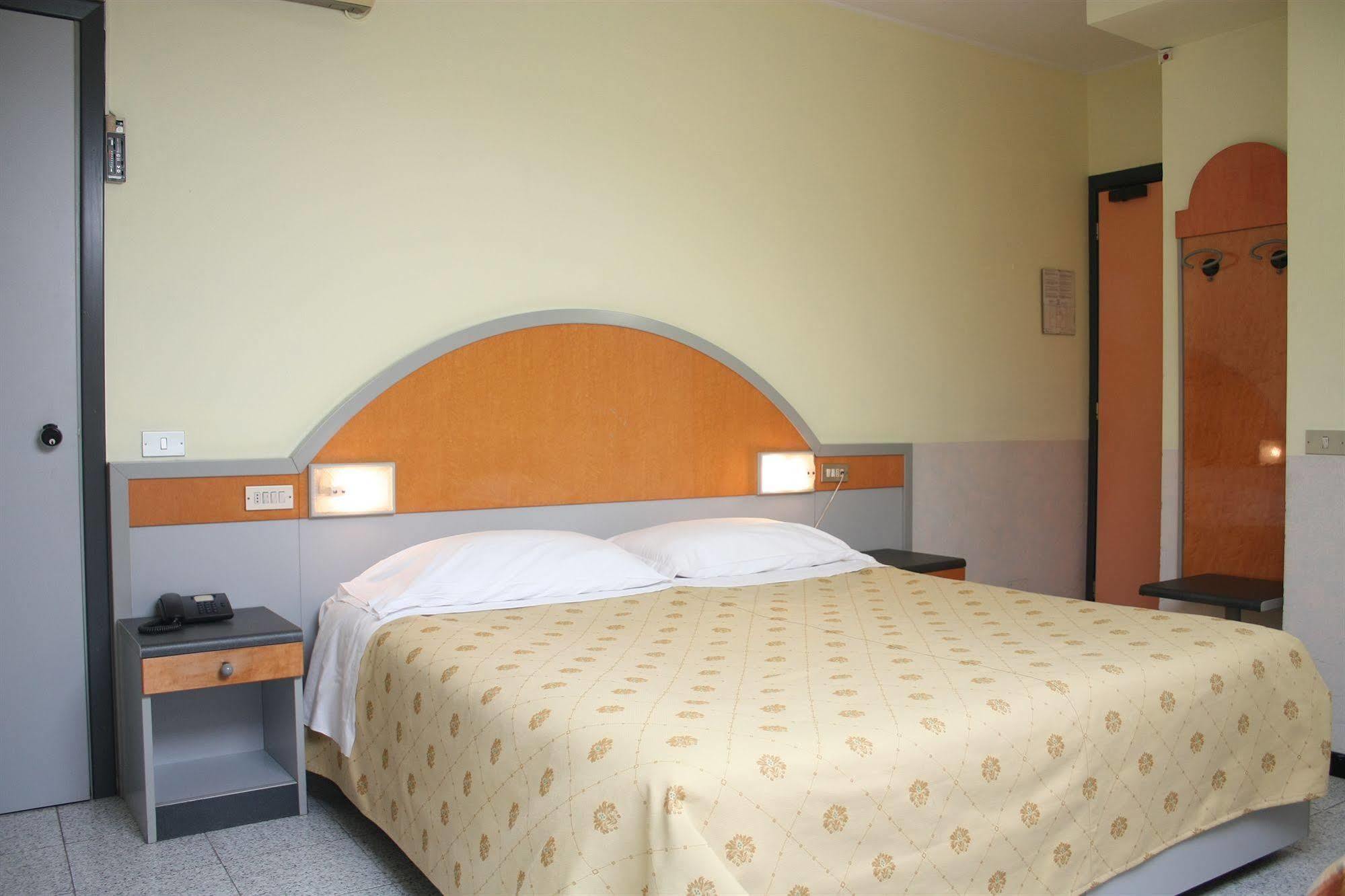 Hotel Mazzini Летояни Екстериор снимка