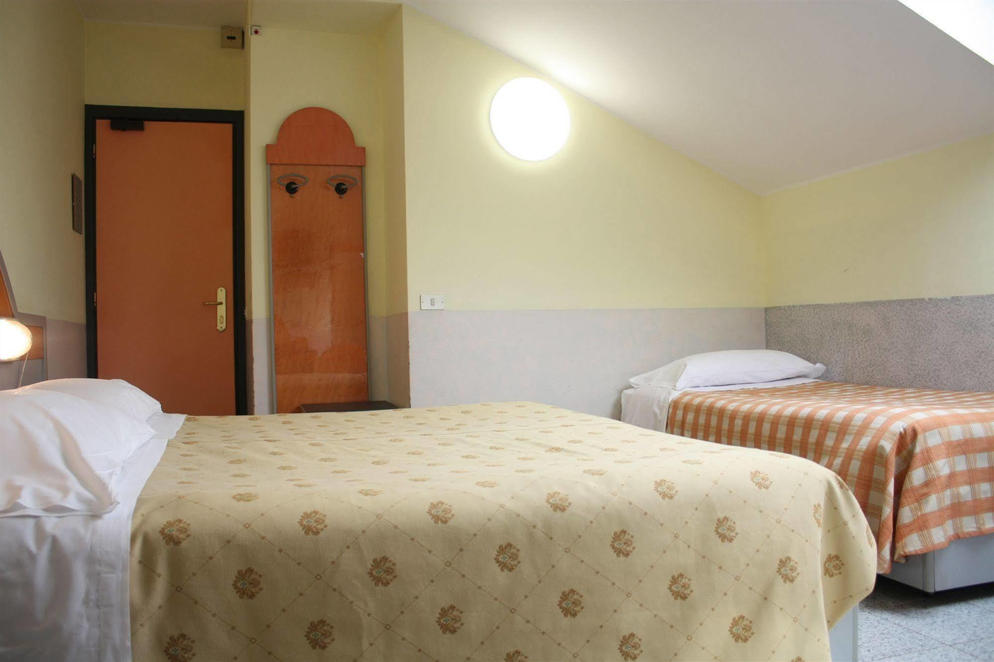 Hotel Mazzini Летояни Екстериор снимка